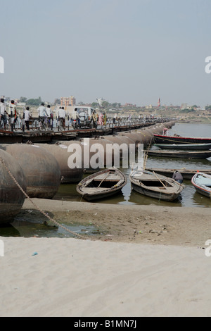 Die Ponton-Brücke über den Ganges oder Ganga Fluß in Ramnagar Ram Nagar Fort Varanasi Indien Stockfoto