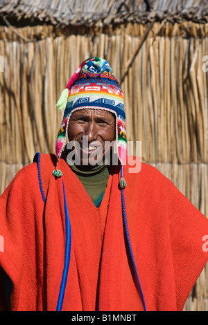 Mann in einem traditionellen Urus Iruitos Reed Dorf auf dem Titicacasee in Bolivien auf einer Höhe von 3809m - 12497ft Stockfoto