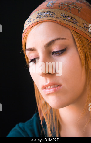 Junge rothaarige Frau mit Mütze blickte mit ernsten Ausdruck Stockfoto
