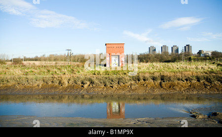 Ein Graffiti-bedeckten Struktur stehen isoliert in der Essex-Landschaft. Stockfoto