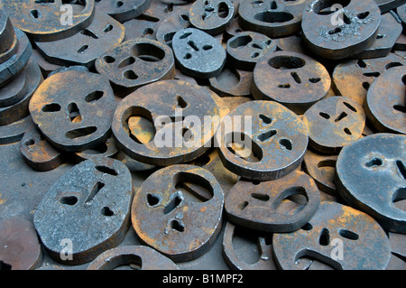 Installation von Flächen mit offenen Mund aus Eisen geschnitten Platten von menashe Kadihman Laub im judisches Jüdisches Museum Berlin berechtigt, Stockfoto