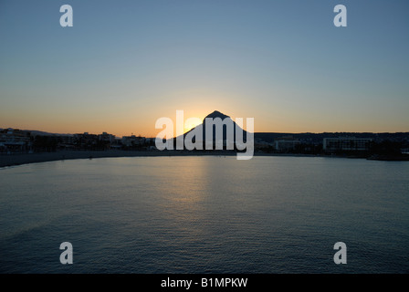 Blick auf den Montgo und Arenal Strand bei Sonnenuntergang, Javea / Xabia, Provinz Alicante, Comunidad Valenciana, Spanien Stockfoto