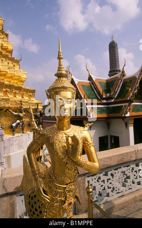 Ein goldener Buddha im Grand Palace im Zentrum von Bangkok Stockfoto