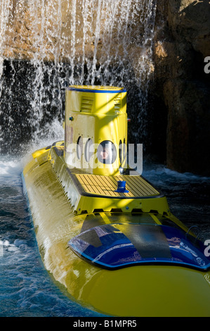 U-Boot durch den Wasserfall, Finding Nemo Submarine Voyage, Disneyland Resort, Anaheim, Kalifornien. Stockfoto