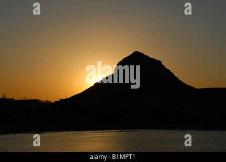 Blick auf den Montgo und Arenal Strand bei Sonnenuntergang, Javea / Xabia, Provinz Alicante, Comunidad Valenciana, Spanien Stockfoto
