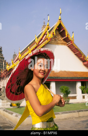 Ein schönes junges Thai Mädchen tragen traditionelle siamesische Kleidung am Wat Arun Tempel in der Innenstadt von Bangkok Stockfoto