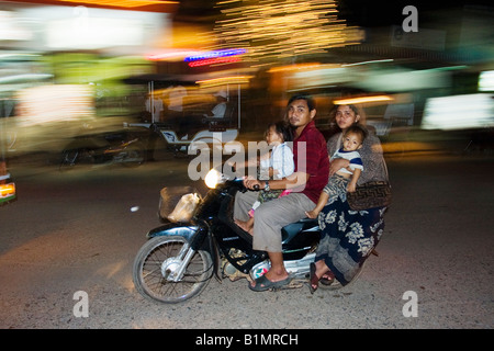 Vierköpfige Familie reisen mit dem Motorrad; Siem Reap, Kambodscha Stockfoto