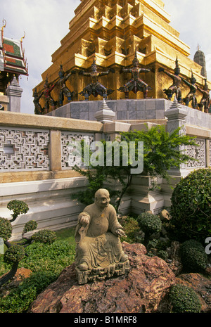 Ein Blick auf eine konkrete Buddah in einem Garten am Grand Palace Tempel in der Innenstadt von Bangkok Stockfoto