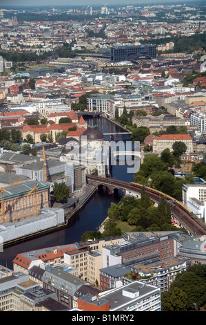 Überblick über die Spree Fluss fließt durch Mitte Viertel vom Fernsehturm Kommunikation Antenne Turm in Berlin Deutschland Stockfoto