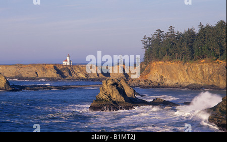 Ein Blick auf den Leuchtturm am Cape Arago von Sunset Bay Park in der Coos Bay area Stockfoto