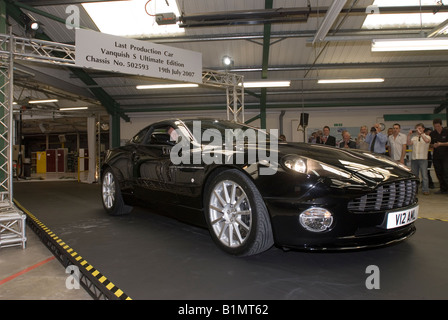 Die letzte Aston Martin Vanquish S, Brötchen im Tickford Straße Fabrik, Newport Pagnell, Buckinghamshire Stockfoto