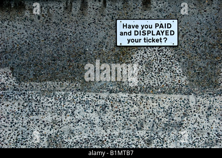 Ein Parkplatz Schild auf eine Betonwand. Stockfoto