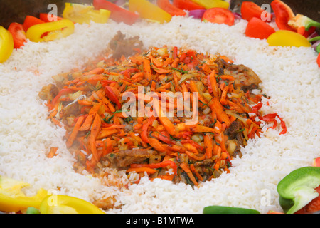 Pilau (traditionelle orientalische Reisgericht mit Hammelfleisch und Karotten) Stockfoto