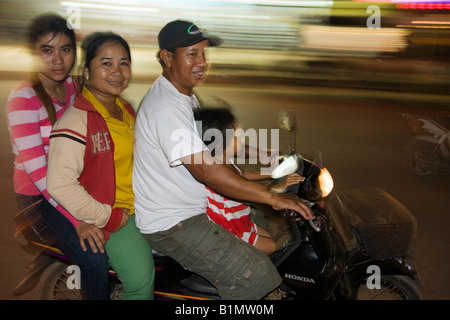 Vierköpfige Familie reisen mit dem Motorrad; Siem Reap, Kambodscha Stockfoto