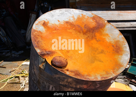 Alten verwitterten Ölfass mit rostigen top Stockfoto