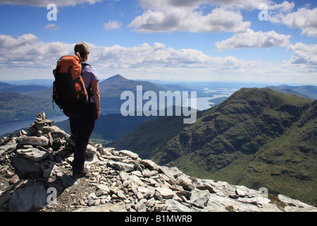 Genießen den Blick über Loch Lomond vom Gipfel des Ben Vane Schottland Walker Hill Stockfoto