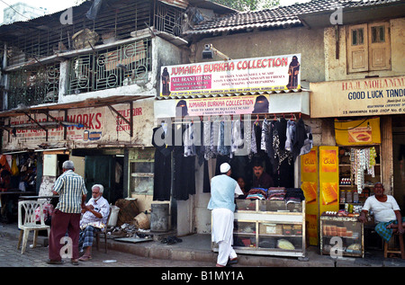 Indien MUMBAI MAHARASHTRA Straßenszene in Mumbai mit Shop Verkauf Burkas in voller Länge Schleier für muslimische Frauen zeigen nur Augen Stockfoto