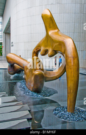 Henry Moore liegende Figur Skulptur in Singapur Stockfoto