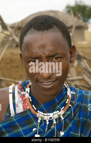 Porträt von einem Massai trägt eine Halskette aus Glasperlen, Tansania Stockfoto