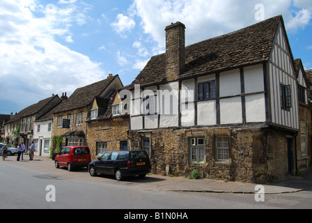 Blick auf das Dorf, High Street, Lacock, Wiltshire, England, Vereinigtes Königreich Stockfoto