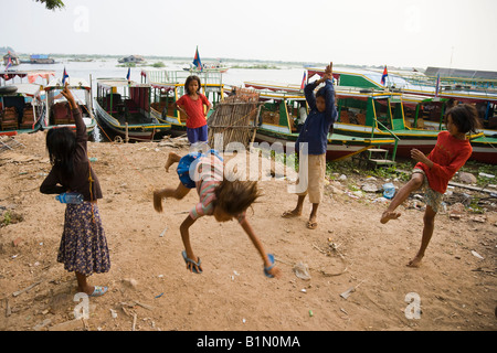 Mädchen spielen Springseil in der Nähe von Tonle Sap See; Tonle Sap, schwimmende Dorf, Kambodscha Stockfoto