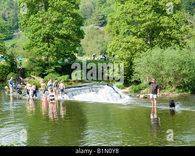 Menschen, die genießen eines sonnigen Tages am Fluss Avon an Claverton Weir, Bath UK Stockfoto