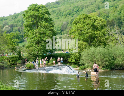 Menschen, die genießen eines sonnigen Tages am Wehr am Fluss Avon in Claverton Dorf, Bath UK Stockfoto