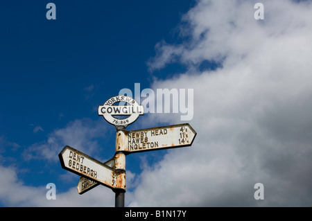 Old fashioned Roadsign inmitten Feld auf Land an der Spitze der Dent in Cumbria in Yorkshire Dales Stockfoto