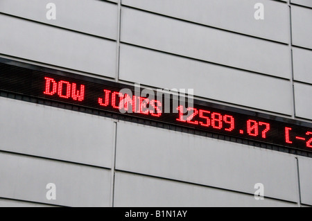 Ticker Tape Zeichen der ausländischen Börsenplätzen und Preise für Dow Jones Stockfoto