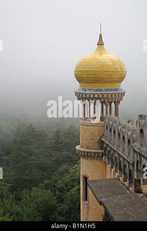 Palast von Sintra, Portugal Palacio Nacional da Pena, an einem nebligen Tag Stockfoto