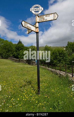 Old fashioned Roadsign inmitten Feld auf Land an der Spitze der Dent in Cumbria in Yorkshire Dales Stockfoto