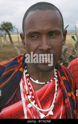 Porträt von einem Massai trägt eine Halskette aus Glasperlen, Tansania Stockfoto