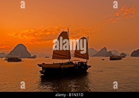 Touristischen Dschunken bei Sonnenuntergang auf Halong Bucht, Vietnam Stockfoto