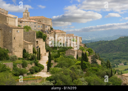 Blick auf Gordes, Dorf auf einem Berg in der Vaucluse Gegend der Provence, Frankreich mit Häusern und topiaried Gärten gebaut. Stockfoto