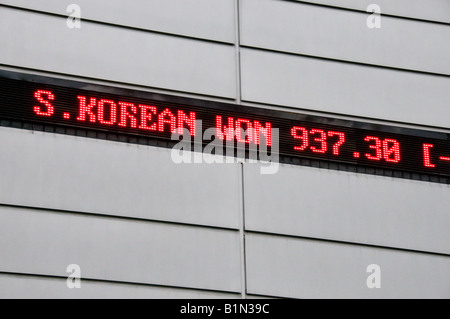 Ticker Tape Zeichen der ausländischen Börsenplätzen und Preise für S-koreanische gewonnen Stockfoto