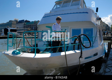Die Sightseeing-Bootsfahrt ab Marktplatz Kauppatori Pier, Helsinki, Finnland, Europa. Stockfoto