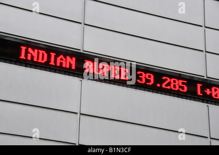 Ticker Tape Zeichen der ausländischen Börsenplätzen und Preise für indische Rupie Stockfoto