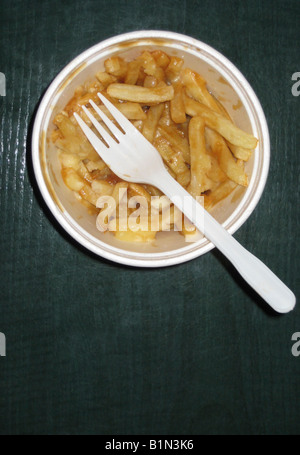Poutine, bedeckt ein beliebtes kanadisches Französisch traditionelle Junk-Food gemacht mit Pommes frites-Sauce und Käse überbacken. Stockfoto