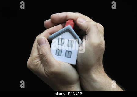 MUSTERHAUS IN STATT A MANS HAND RE HAUS PREISE EIGENTUM MARKT WIRTSCHAFT HOME KÄUFER ETC., UK. Stockfoto