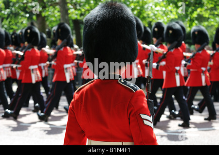 Queens Welsh Guards Parade entlang der Mall, während der jährlichen Trooping die Farbe Zeremonie Stockfoto