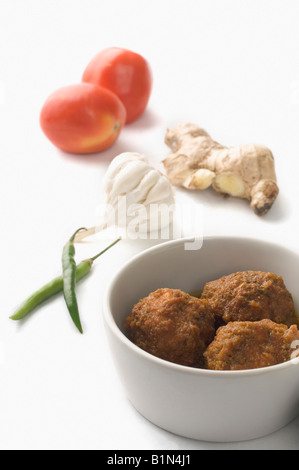 Nahaufnahme von Frikadellen serviert in einer Schüssel mit rohem Gemüse Stockfoto