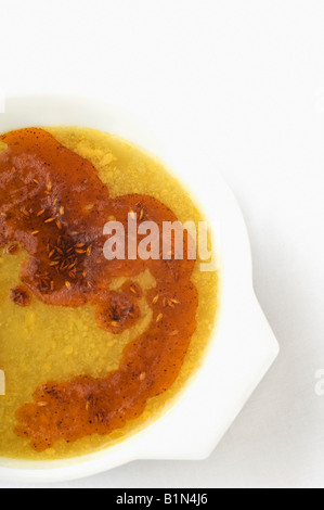 Nahaufnahme von Linsensuppe in einer Schüssel serviert Stockfoto