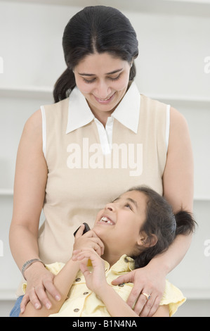 Mitte Erwachsene Frau mit ihrer Tochter lächelnd und sahen einander Stockfoto