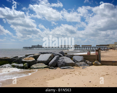 Die Dea Front Southwold zeigt die Pier in den Hintergrund und Meer Verteidigungsanlagen in den Vordergrund, Suffolk, England, UK Stockfoto