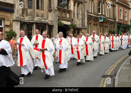 Glastonbury Wallfahrt christliche Prozession Klerus durchschreiten Glastonbury, Glastonbury Abbey im Juni 2008 Stockfoto