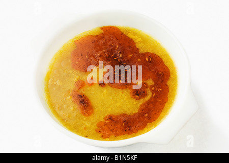 Nahaufnahme von Linsensuppe in einer Schüssel serviert Stockfoto