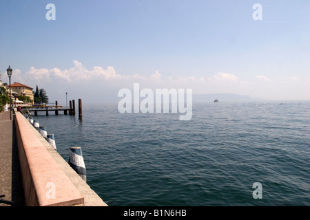 Blick vom Ufer in Gardone Stockfoto