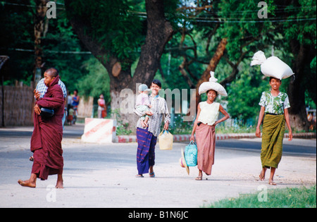 Myanmar Burma Menschen auf der Straße Wetkyi-in Stockfoto