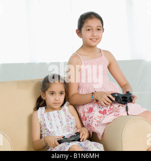 Zwei Mädchen spielen Videospiel Stockfoto