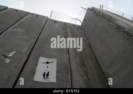 Ein Graffiti auf der umstrittenen "Sicherheitszaun", eine Mauer errichtet von den Israelis, sich von den Palästinensern trennen. Stockfoto